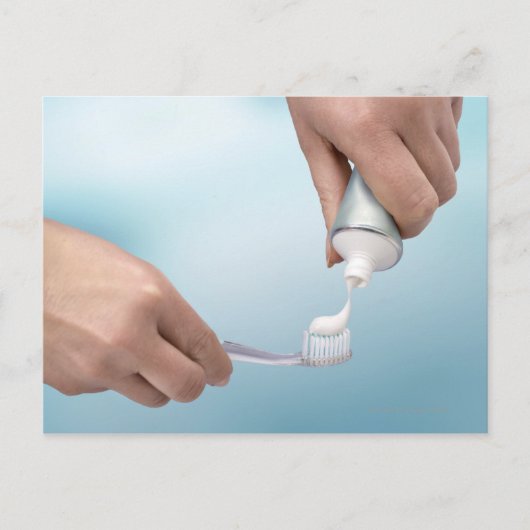 Carte Postale Le dentifrice est pressé sur une brosse (Devant)