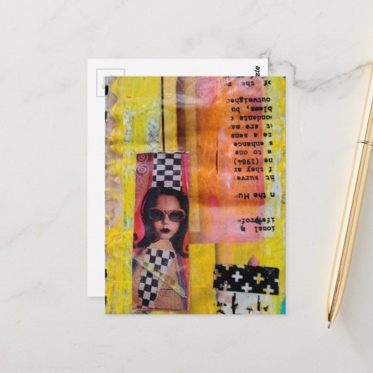 Carte Postale Le doux traitement rose sur le collage multimédia (Devant/Arrière en situation)