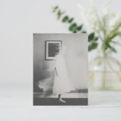 Carte Postale Le fantôme dans le couloir (Debout devant)