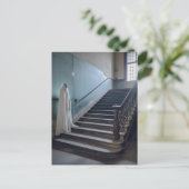 Carte Postale Le fantôme des escaliers abandonnés (Debout devant)