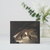 Carte Postale Le grenier d'un musée (Debout devant)