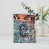 Carte Postale Le journal abstrait collage de bric-à-brac The Eye (Debout devant)