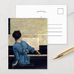 Carte Postale Le Keynote | William Merritt Chase<br><div class="desc">Le Keynote (1915) | The Keynote de William Merritt Chase est un tableau raffiné représentant la vue arrière d’une femme habillée d’une belle robe bleue en jouant du piano. L’éclairage doux et le brossage délicat créent une atmosphère intime, mettant l’accent sur la grâce et l’élégance de la posture de la...</div>