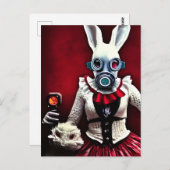 Carte Postale Le lapin blanc dans un masque à gaz (Devant / Derrière)