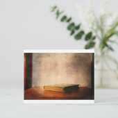 Carte Postale Le livre (Debout devant)