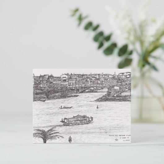 Carte Postale Le long de la rivière des parfums (Debout devant)