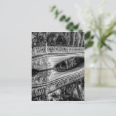 Carte Postale Le long pont blanc (b&w).jpg (Debout devant)