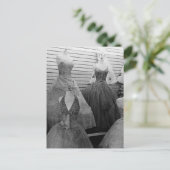 Carte Postale Le magasin de vêtements (Debout devant)