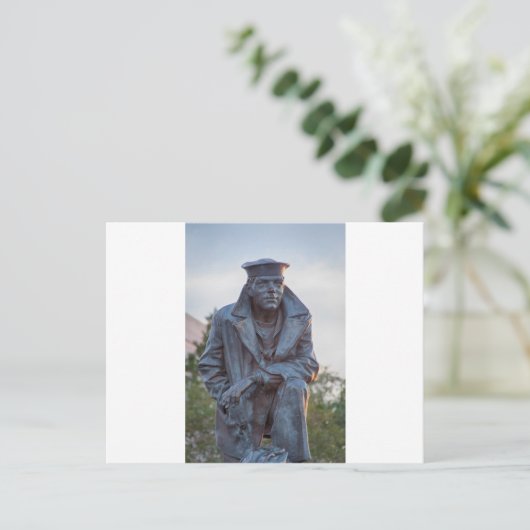 Carte Postale Le marin solitaire (Debout devant)