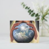 Carte Postale Le monde entier dans ses mains (Debout devant)