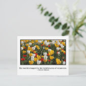 Carte Postale Le monde est enlacé par des bénévoles (Debout devant)