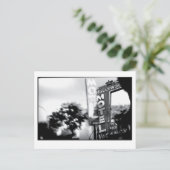 Carte Postale Le motel : Obsolète du XXe siècle (Debout devant)