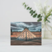 Carte Postale Le musée du Louvre (Debout devant)