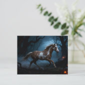 Carte Postale Le Mustang dans la forêt hantée (Debout devant)