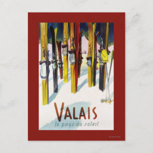 Carte Postale Le pays du soleil - Skis debout dans la neige