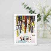 Carte Postale Le pays du soleil - Skis debout dans la neige (Debout devant)