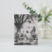 CARTE POSTALE LE PIQUE-NIQUE #25 (Debout devant)