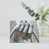 Carte Postale Le poing (Debout devant)