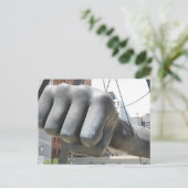 Carte Postale Le poing (Debout devant)