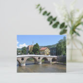 Carte Postale Le pont Latin. Sarajevo.  (Debout devant)