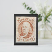 Carte Postale Le premier timbre de l'Amérique - Benjamin Frankli (Debout devant)