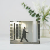 Carte Postale Le président Barack dans une profonde réflexion su (Debout devant)