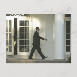 Carte Postale Le président Barack plongé dans ses pensées alors