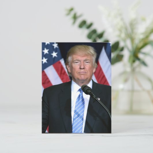 Carte Postale Le Président Donald Trump (Debout devant)