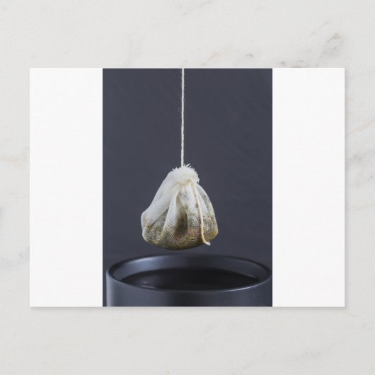 Carte Postale Le sac de thé est suspendu dans une tasse (Devant)