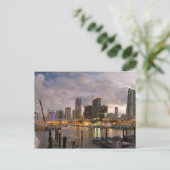 Carte Postale Le skyline financier de Miami à la tombée de la nu (Debout devant)