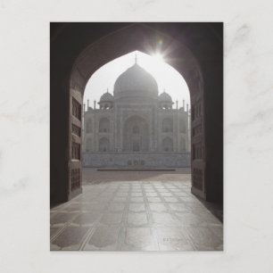 Carte Postale Le Taj Mahal encadré par la porte d'entrée