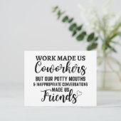 Carte Postale Le travail nous a fait collègues mais nos grossièr (Debout devant)