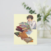 Carte Postale Le ver de livres Lire un magazine de mode (Debout devant)