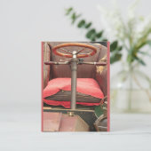 Carte Postale Le volant et la chaise (Debout devant)