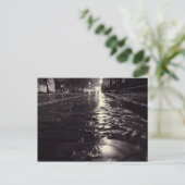 Carte Postale L'eau de pluie qui coule dans une rue pavée (Debout devant)