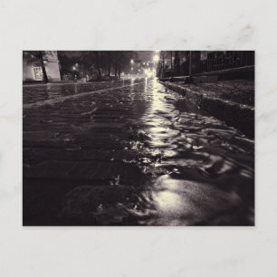 Carte Postale L'eau de pluie qui coule dans une rue pavée