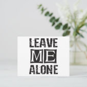 Carte Postale Leave Me Alone (Debout devant)