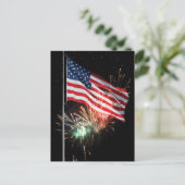 Carte Postale L'éblouissement rouge des roquettes (Debout devant)