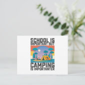 Carte Postale L'école est importante mais le camping est plus im (Debout devant)