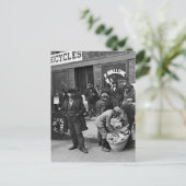 Carte Postale Lecteurs italiens de pain : 1900 (Debout devant)