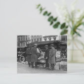 Carte Postale Lecture des Nouvelles, 1925 (Debout devant)