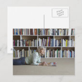 Carte Postale Lecture par une femme âgée par bibliothèque (Devant / Derrière)