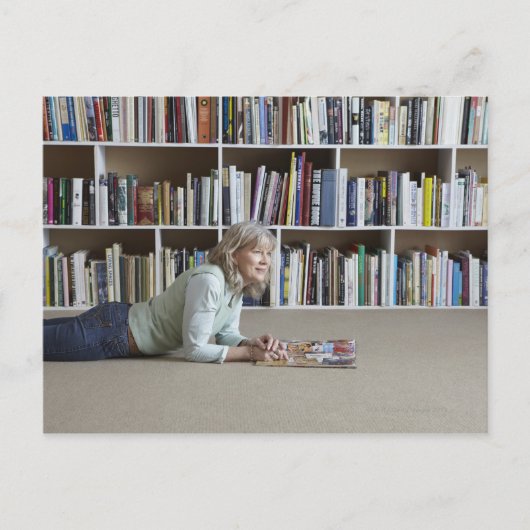 Carte Postale Lecture par une femme âgée par bibliothèque (Devant)