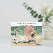 Carte Postale Lecture pendant que vous bronzez l'Humour (Debout devant)