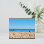 Carte Postale Lecture sur la plage de sable (Debout devant)