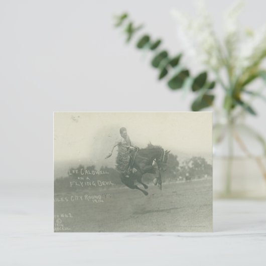 Carte Postale Lee Caldwell chevauchant Flying Devil. (Debout devant)