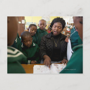 Carte Postale L'enseignant assiste un groupe d'apprenants dans