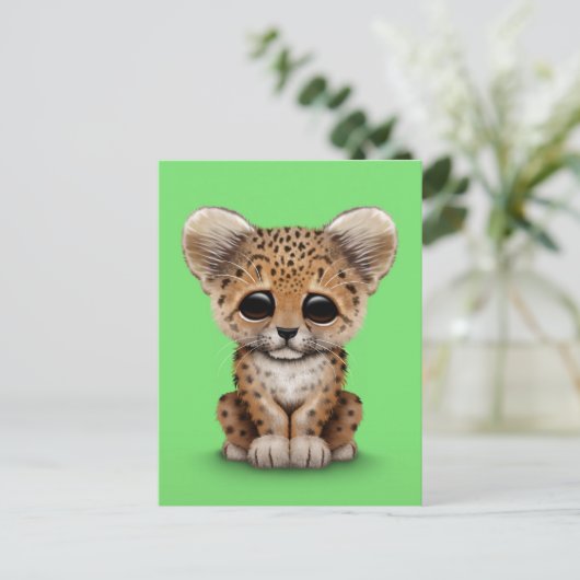 Carte Postale Léopard mignon CUB de bébé sur le vert (Debout devant)