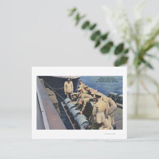 Carte Postale L'équipage du bateau de Topedo prépare une charge (Debout devant)