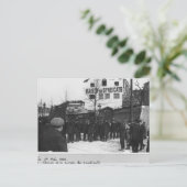 Carte Postale Les alentours de la Maison des Syndicats, (Debout devant)